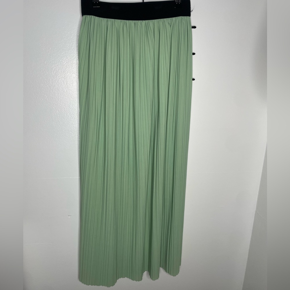 Lime green mid lenght skirt - (m)
